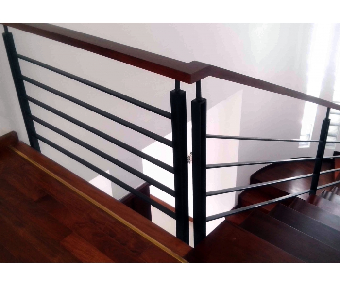Cầu thang sắt hộp tay vịn gỗ X2
